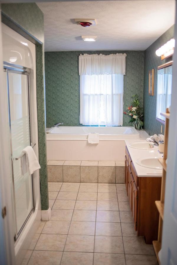 Longhouse Manor B&B ワトキンズ・グレン エクステリア 写真