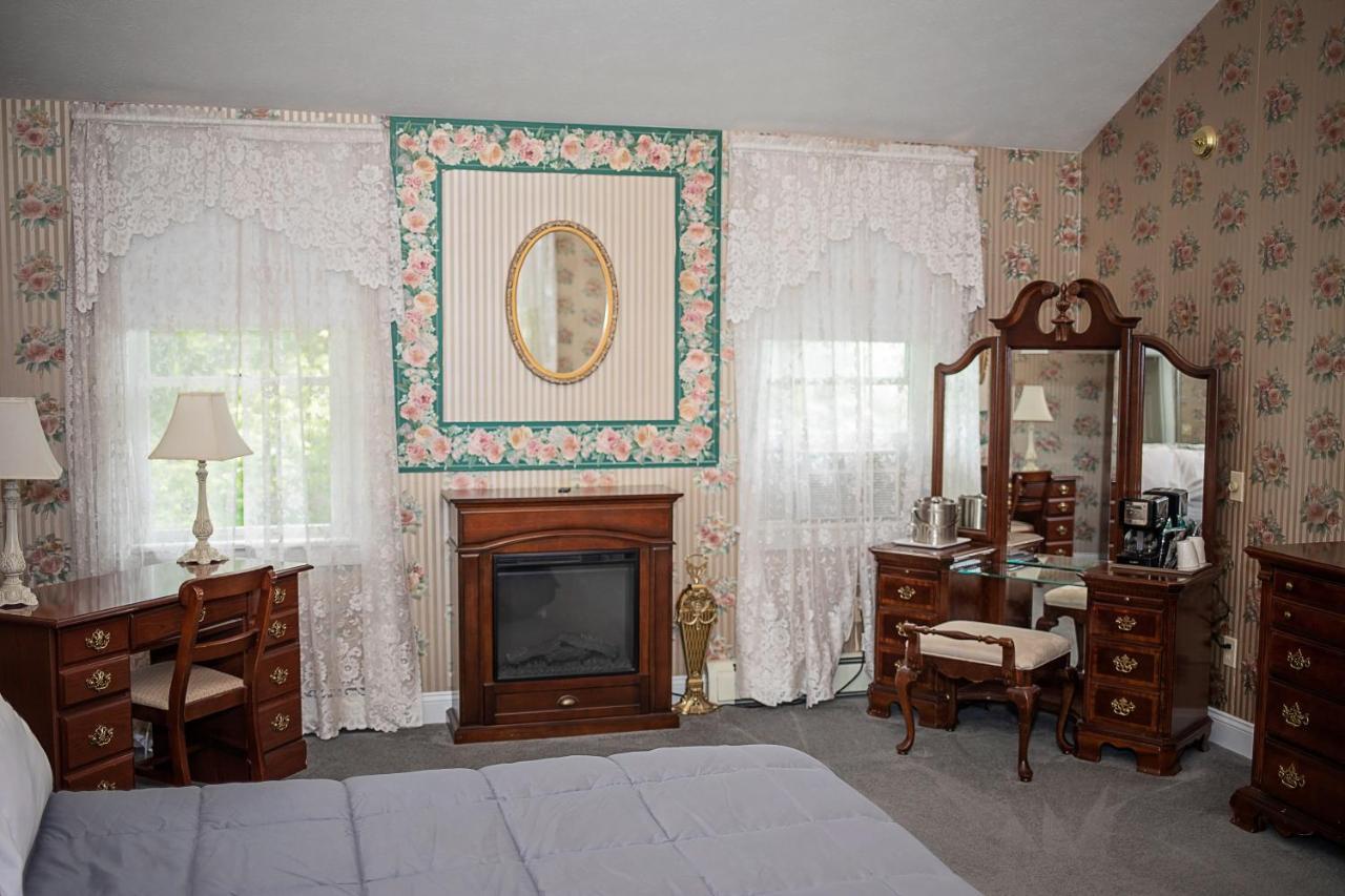 Longhouse Manor B&B ワトキンズ・グレン エクステリア 写真