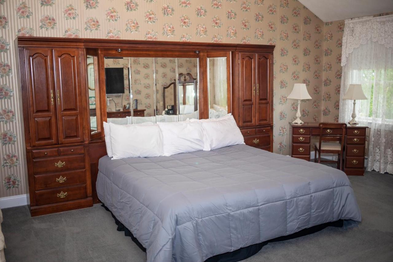 Longhouse Manor B&B ワトキンズ・グレン エクステリア 写真