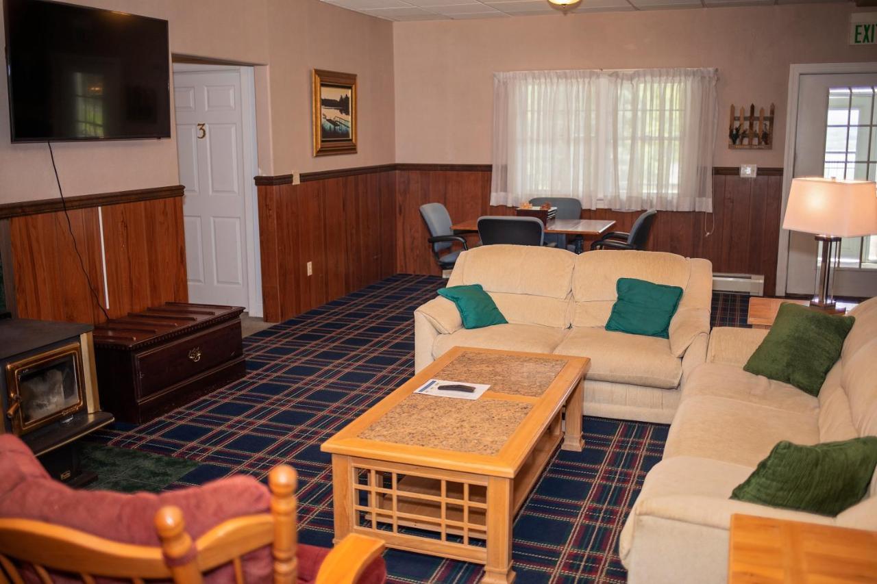 Longhouse Manor B&B ワトキンズ・グレン エクステリア 写真