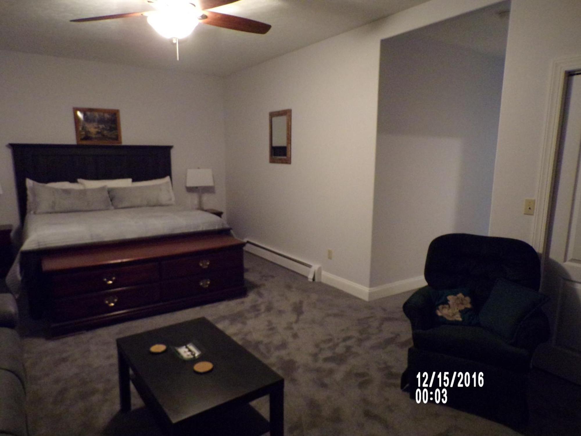 Longhouse Manor B&B ワトキンズ・グレン エクステリア 写真