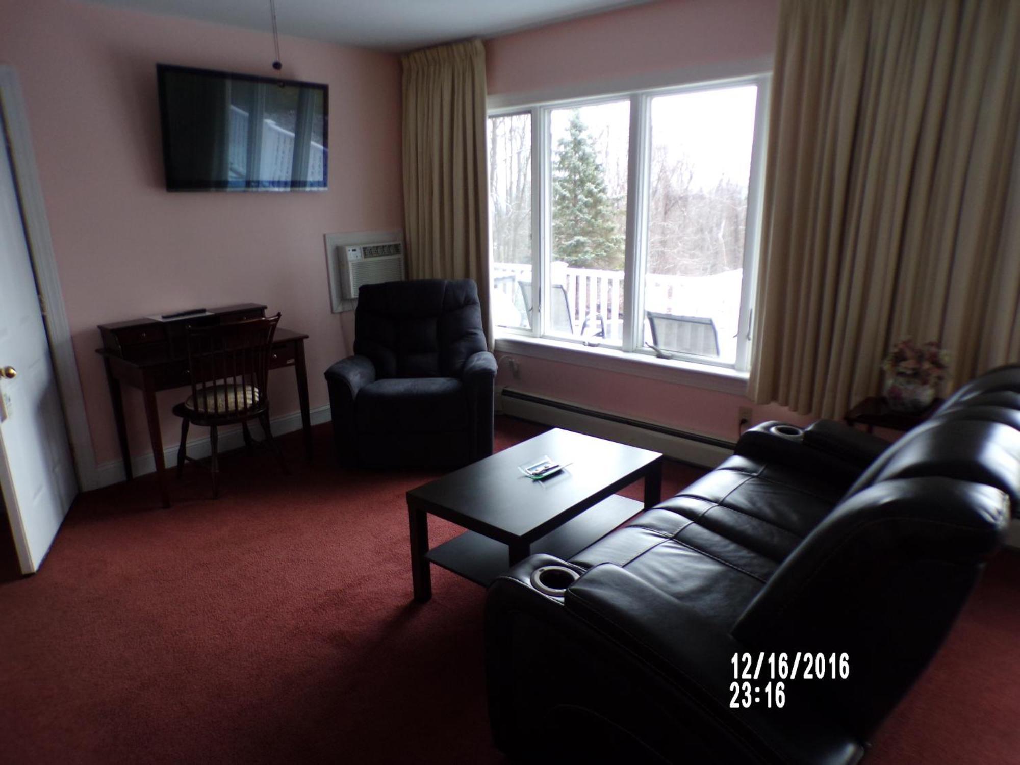 Longhouse Manor B&B ワトキンズ・グレン エクステリア 写真