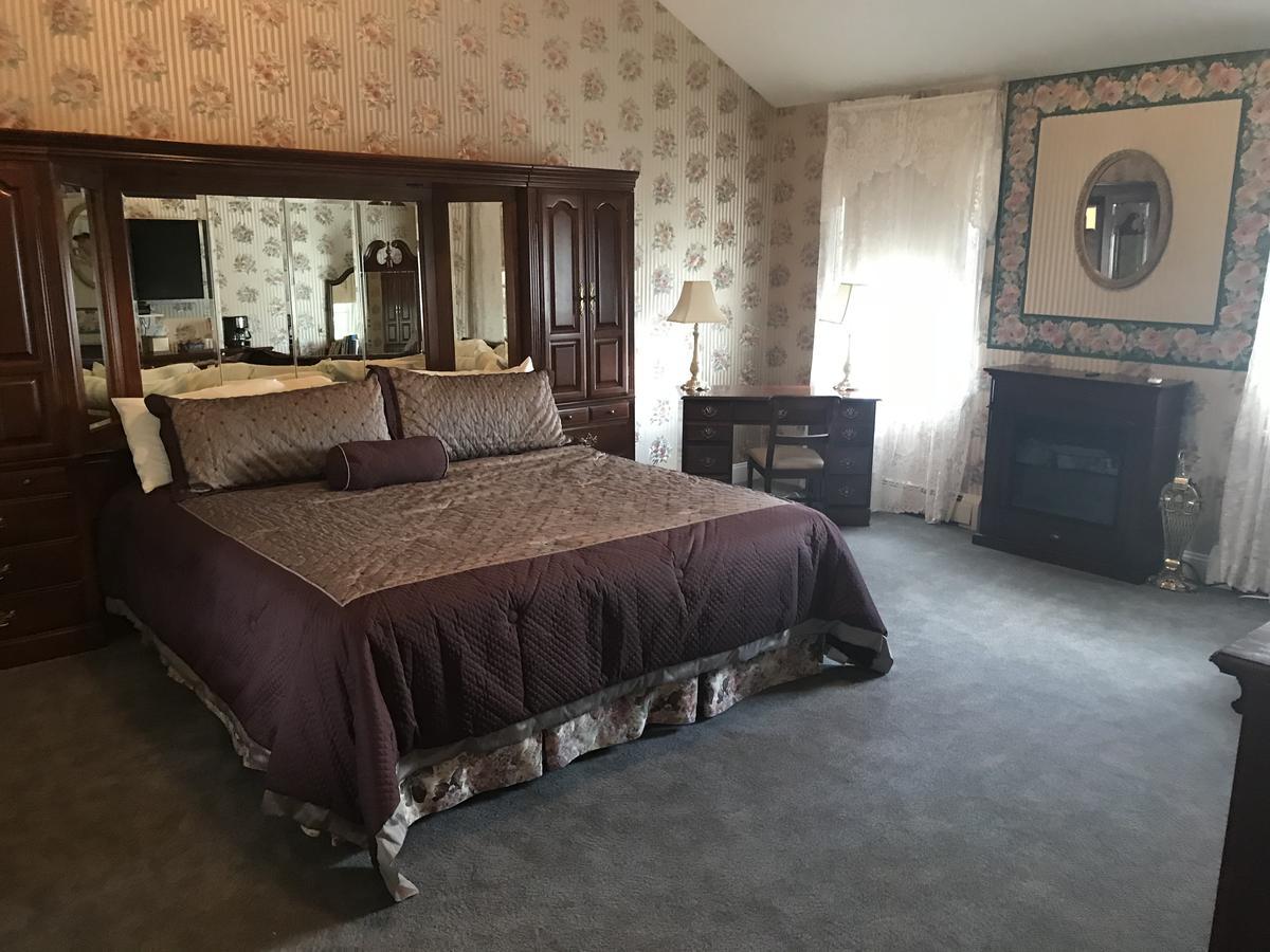 Longhouse Manor B&B ワトキンズ・グレン エクステリア 写真