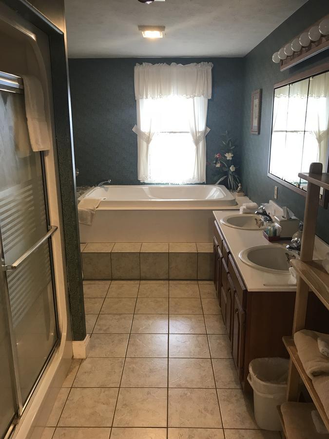Longhouse Manor B&B ワトキンズ・グレン エクステリア 写真