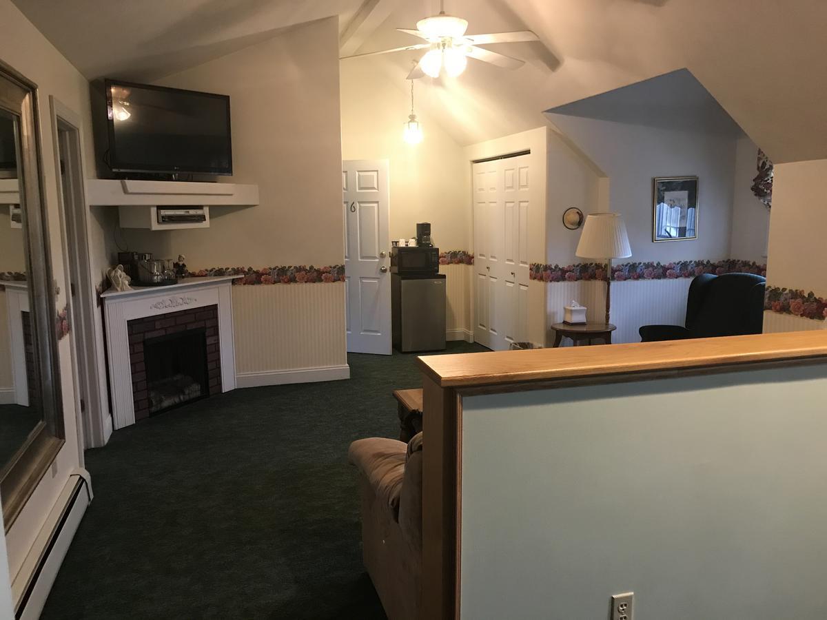 Longhouse Manor B&B ワトキンズ・グレン エクステリア 写真