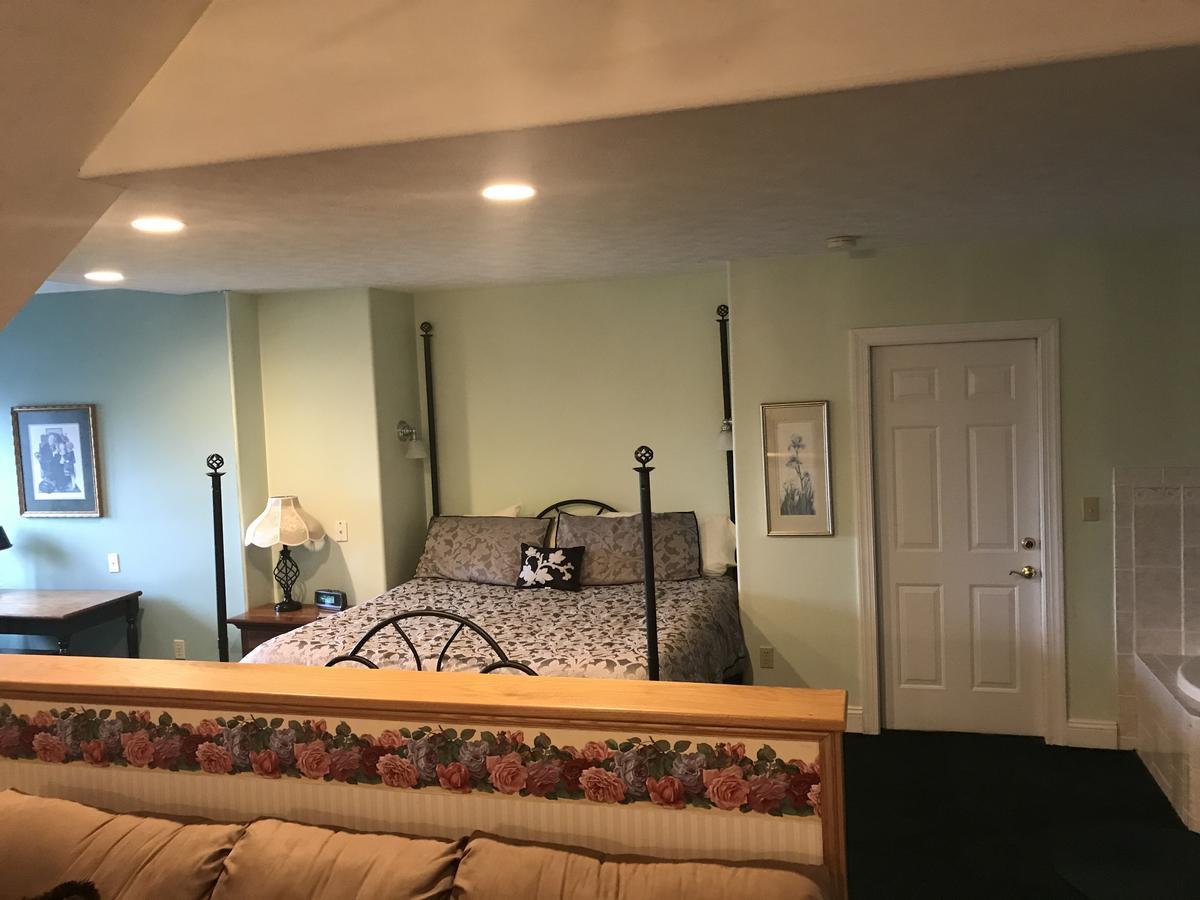 Longhouse Manor B&B ワトキンズ・グレン エクステリア 写真