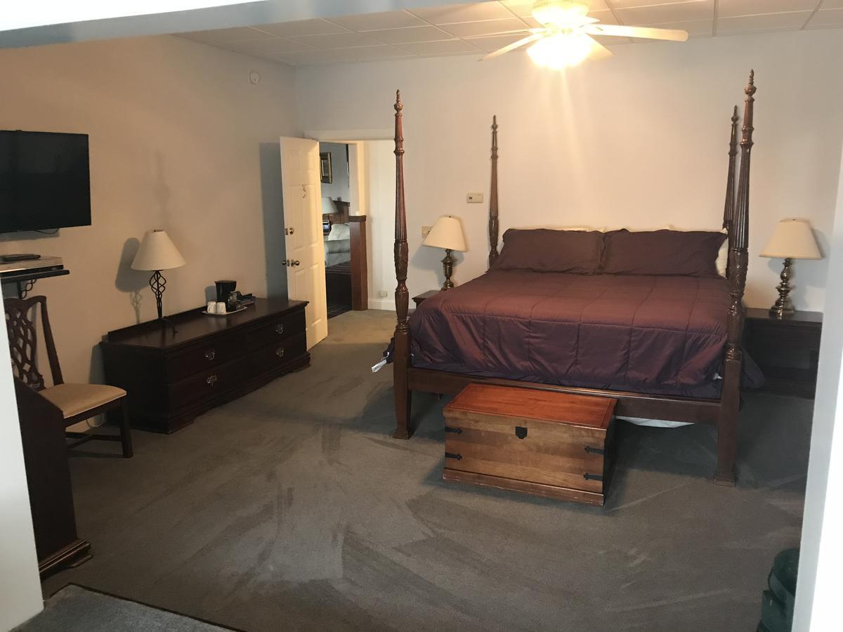 Longhouse Manor B&B ワトキンズ・グレン エクステリア 写真