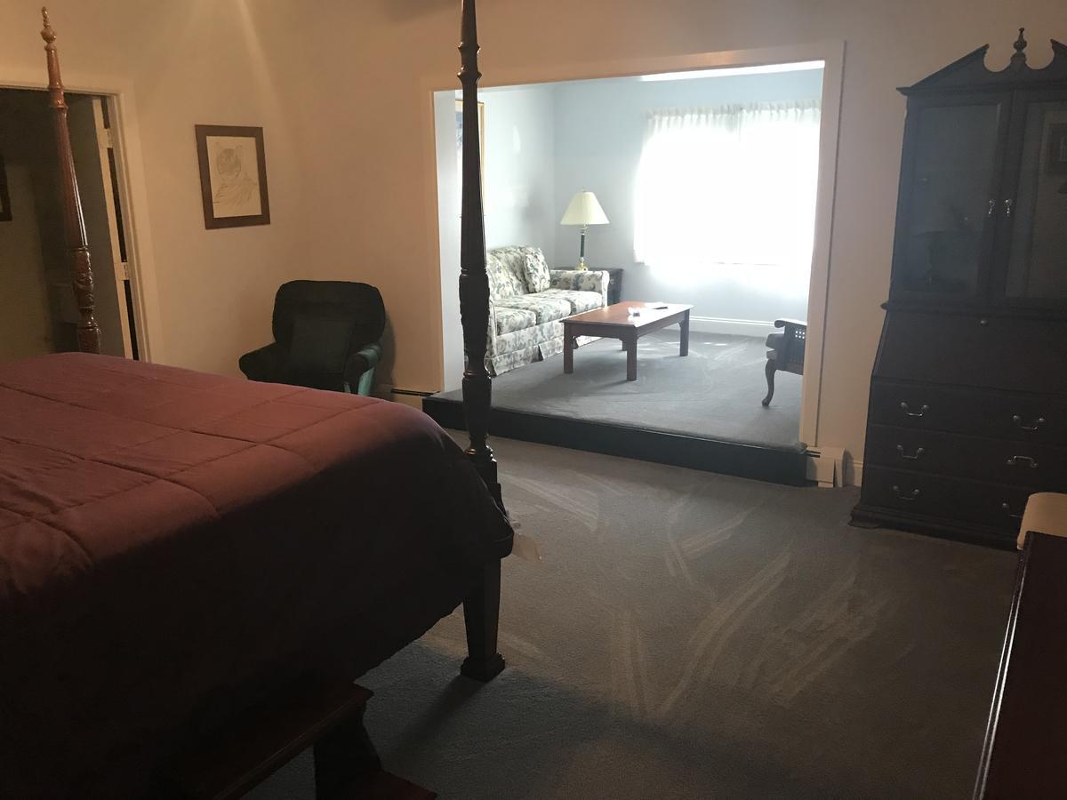 Longhouse Manor B&B ワトキンズ・グレン エクステリア 写真
