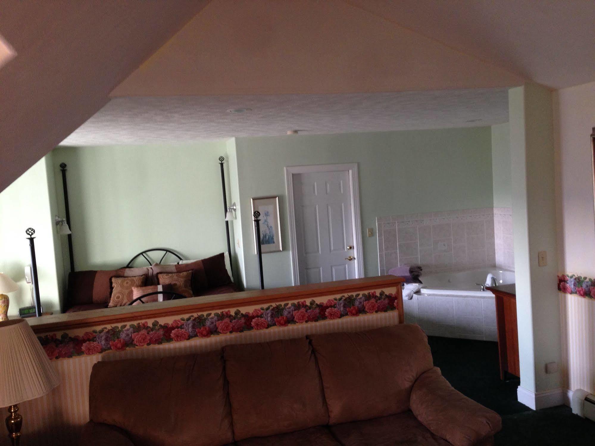 Longhouse Manor B&B ワトキンズ・グレン エクステリア 写真